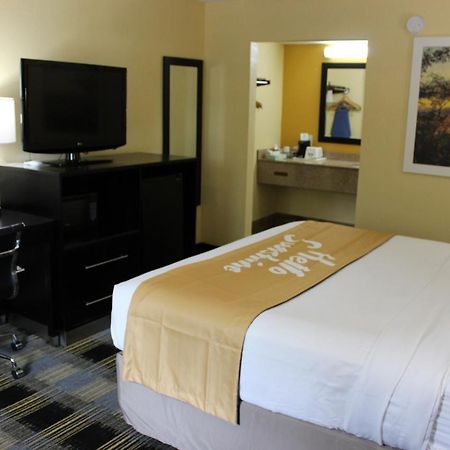 Days Inn By Wyndham Canton Εξωτερικό φωτογραφία