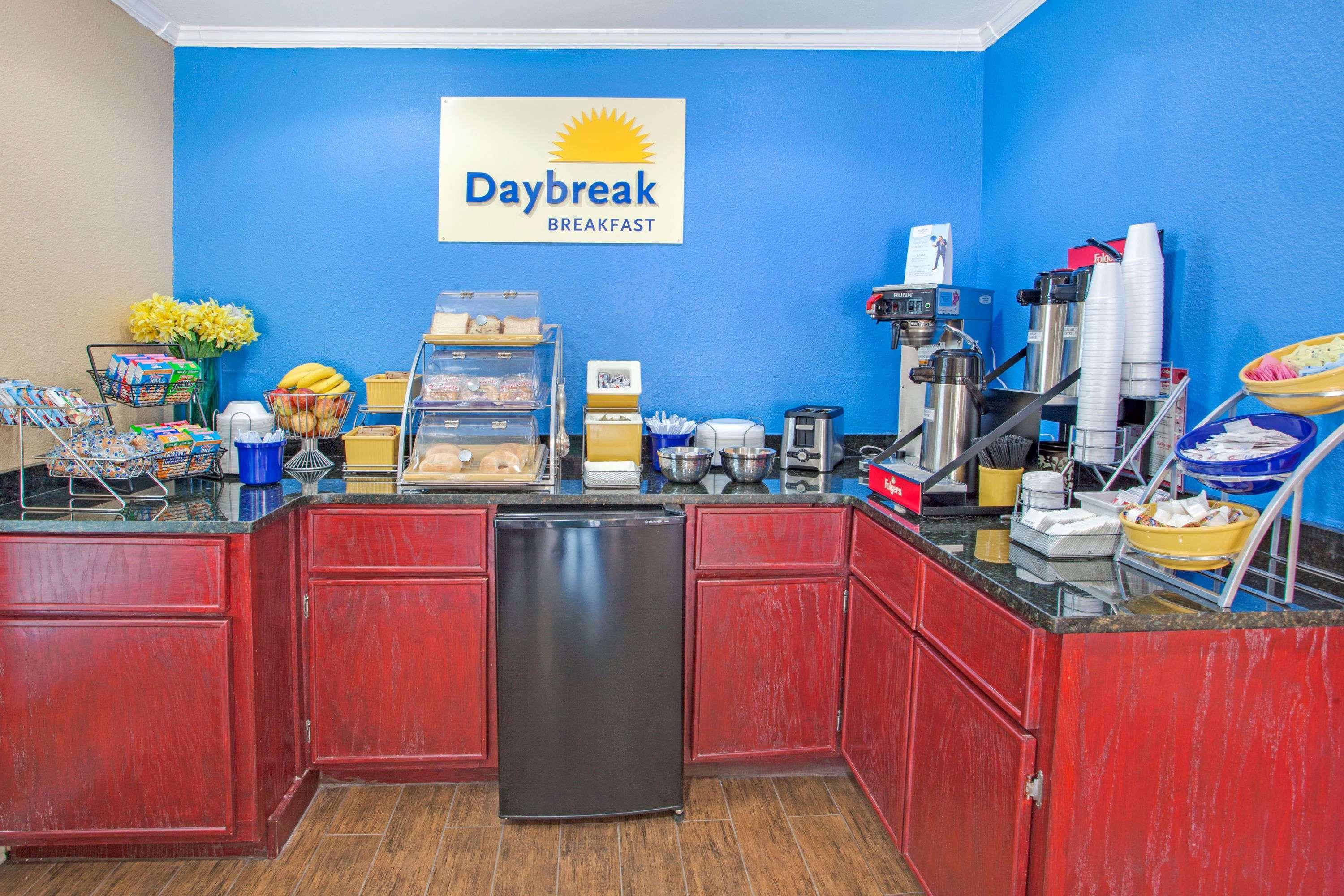 Days Inn By Wyndham Canton Εξωτερικό φωτογραφία