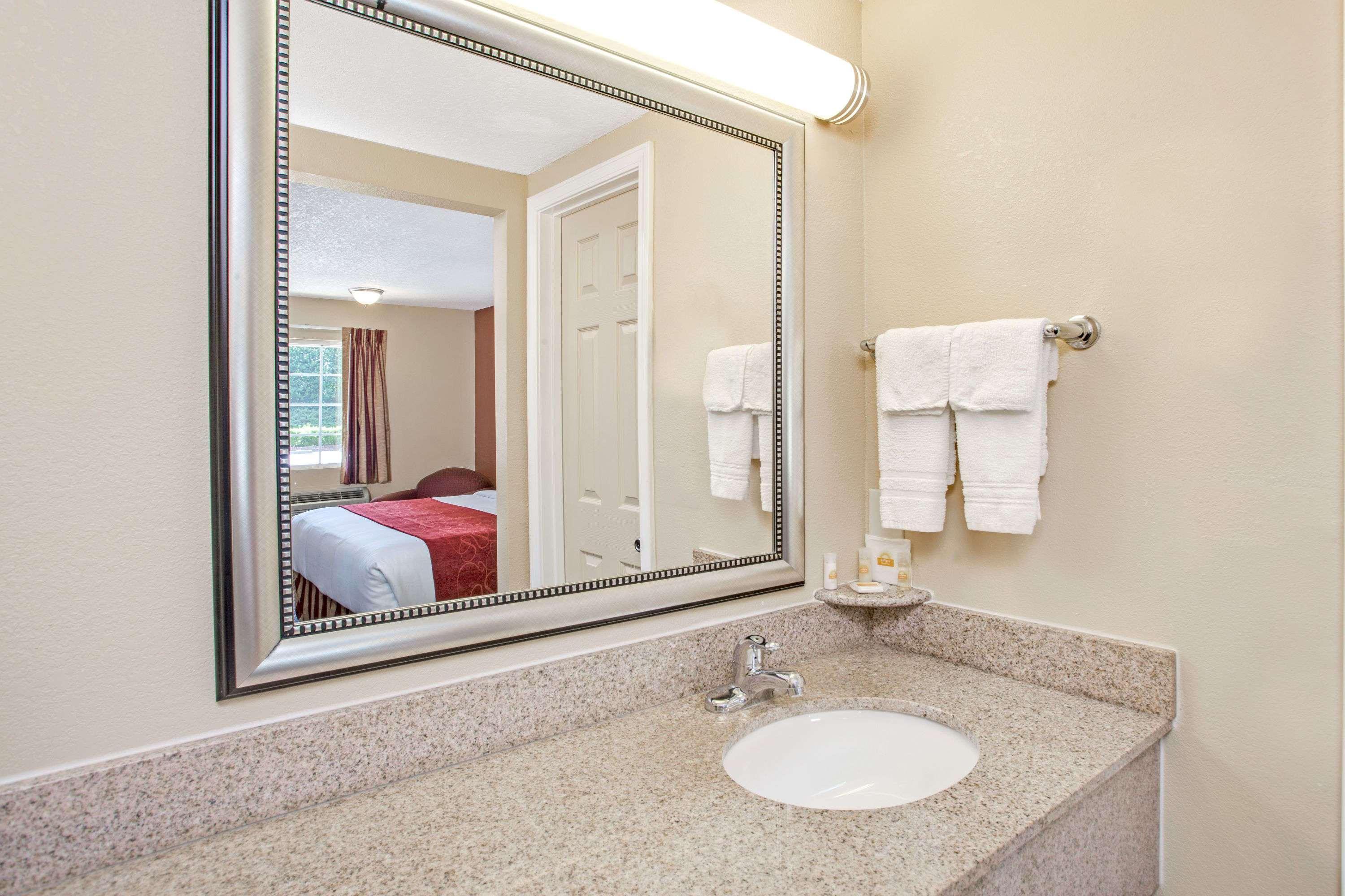 Days Inn By Wyndham Canton Εξωτερικό φωτογραφία